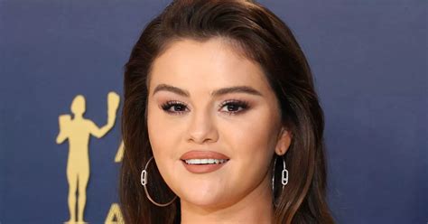 Selena Gomez deletes racy snap after embarrassing wardrobe。